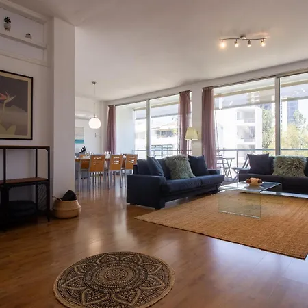 Classic 3br By Makariou Avenue Apartament