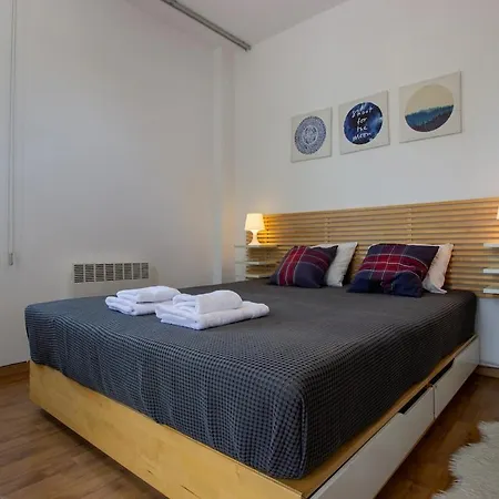 Apartment Classic 3br By Makariou Avenue *