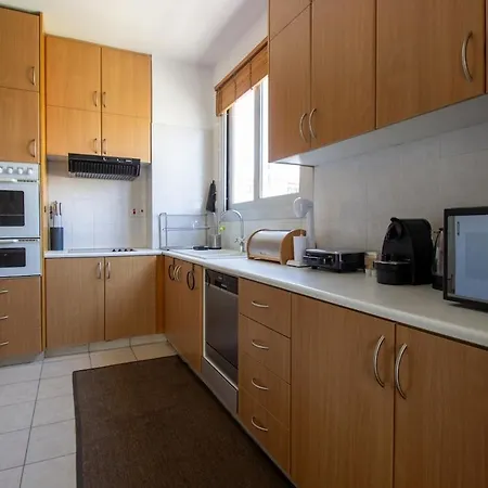 Classic 3br By Makariou Avenue * Nikosia