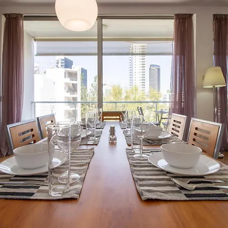 Classic 3br By Makariou Avenue Apartament