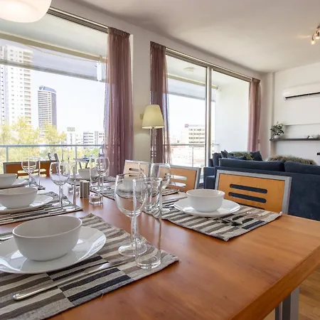 Classic 3br By Makariou Avenue