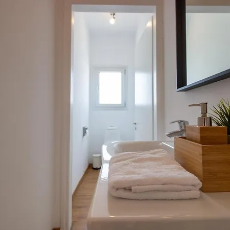Classic 3br By Makariou Avenue Apartament