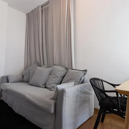 Classic 3br By Makariou Avenue