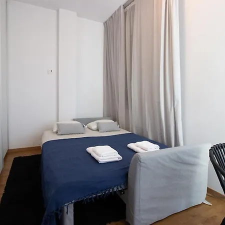 Classic 3br By Makariou Avenue Apartament