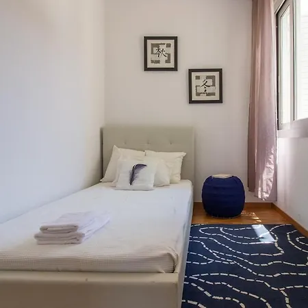 Classic 3br By Makariou Avenue