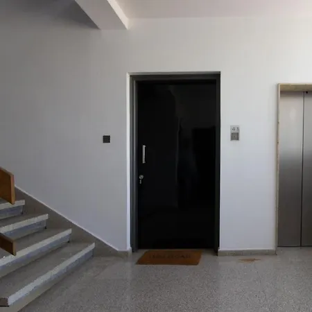 Classic 3br By Makariou Avenue