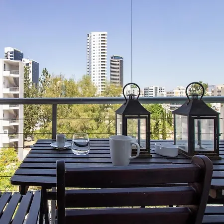 Classic 3br By Makariou Avenue *