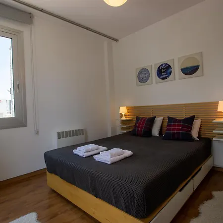 Classic 3br By Makariou Avenue *