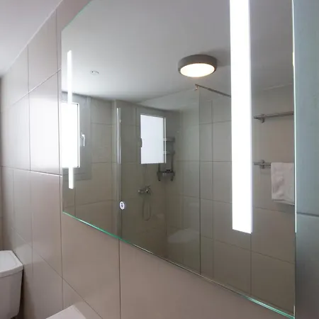 Classic 3br By Makariou Avenue Apartament
