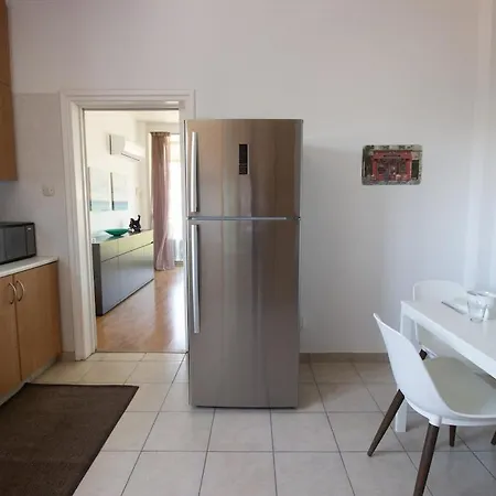 Apartment Classic 3br By Makariou Avenue *