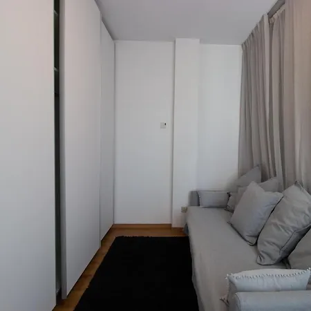 Classic 3br By Makariou Avenue
