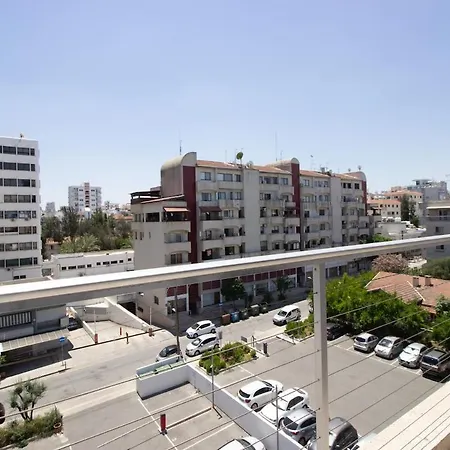 Classic 3br By Makariou Avenue Apartment *